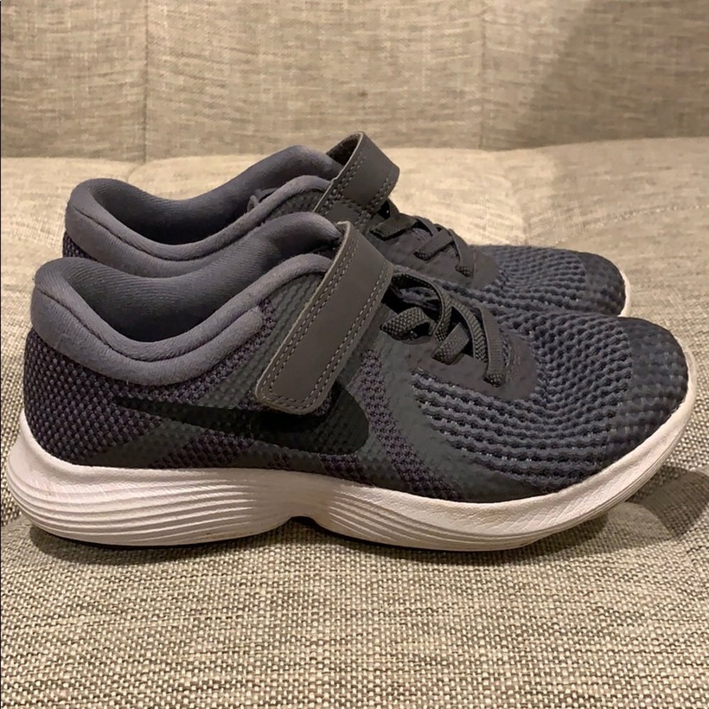 Boys Gray Nike Shoes Size 1 (Youth)